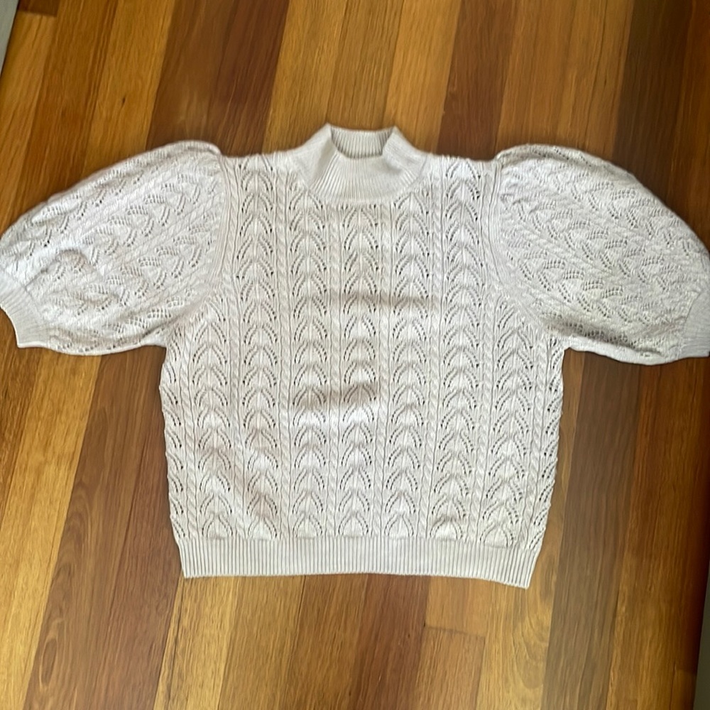 Elie Tahari sweater, length 21, balloon sleeve 14, armpit 20, lilac color